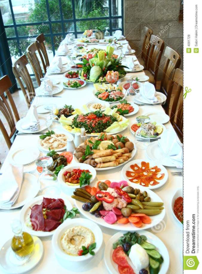 table-full-food-4091728